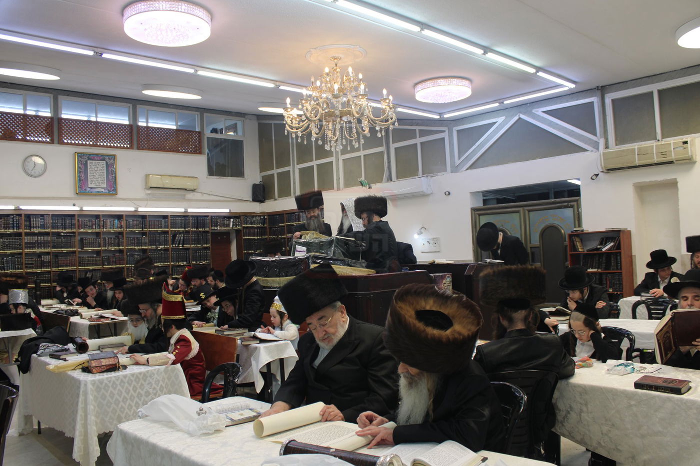 האדמו"ר מביאלה רמת אהרן בקריאת המגילה