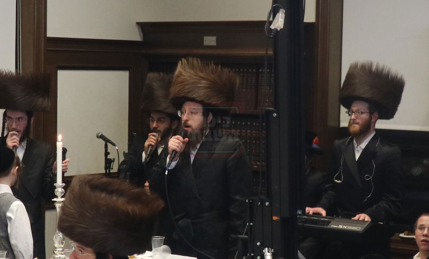 מקהלת סקולען בטיש פורים בחצה"ק סקולען לייקווד