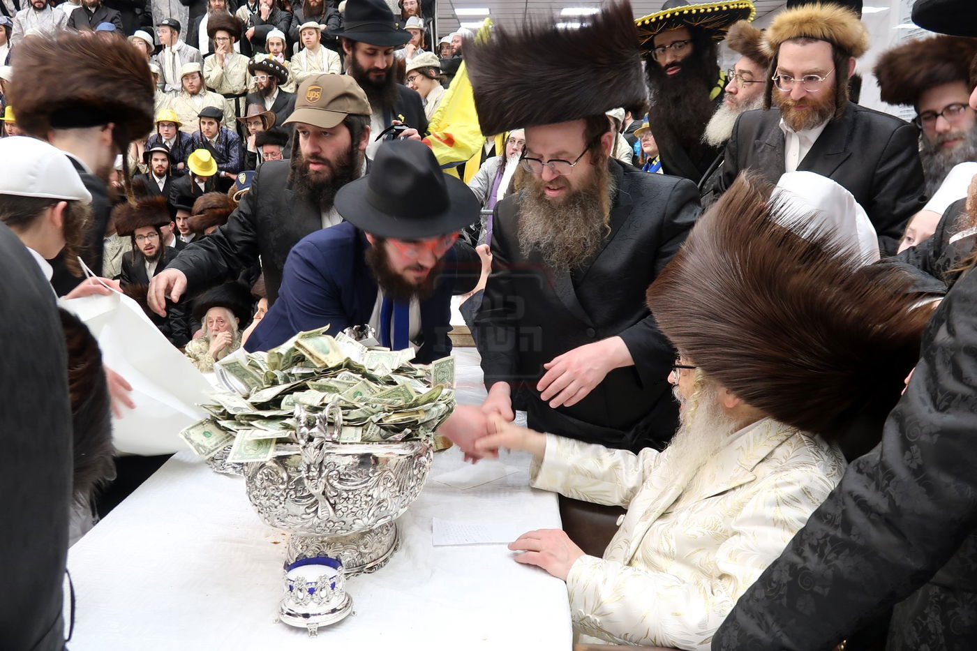פורים בחצה"ק סאטמר