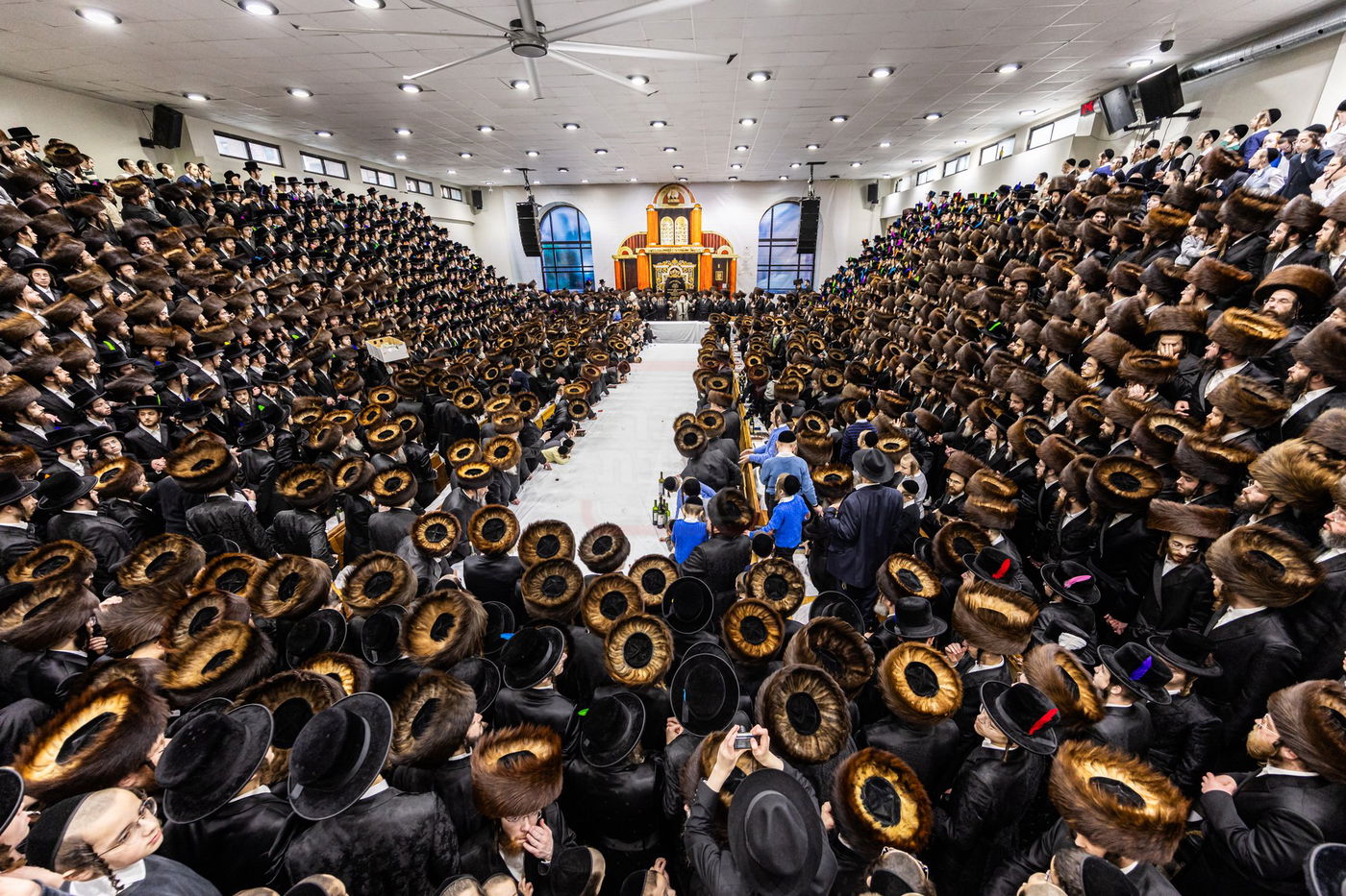 טיש שושן פורים בחצה"ק באבוב