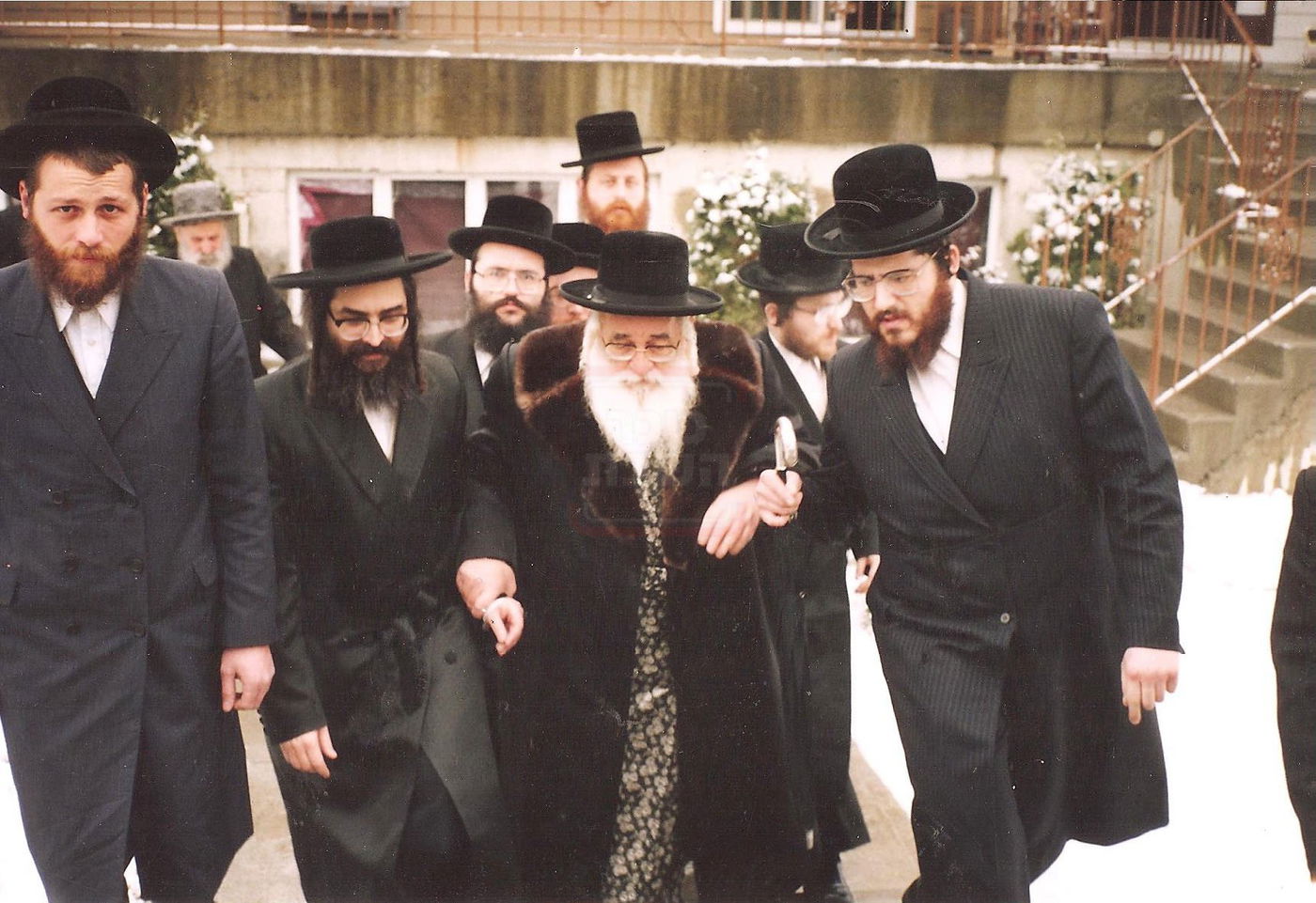 הרה"ק בעל הישועות משה מויז'ניץ זי"ע, עם חתנו האדמו"ר מסאטמר, בעת ביקור במונורו