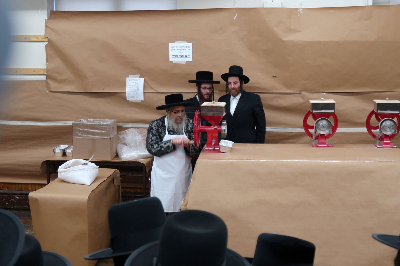 האדמו"ר מסאטמר בטחינת חיטים