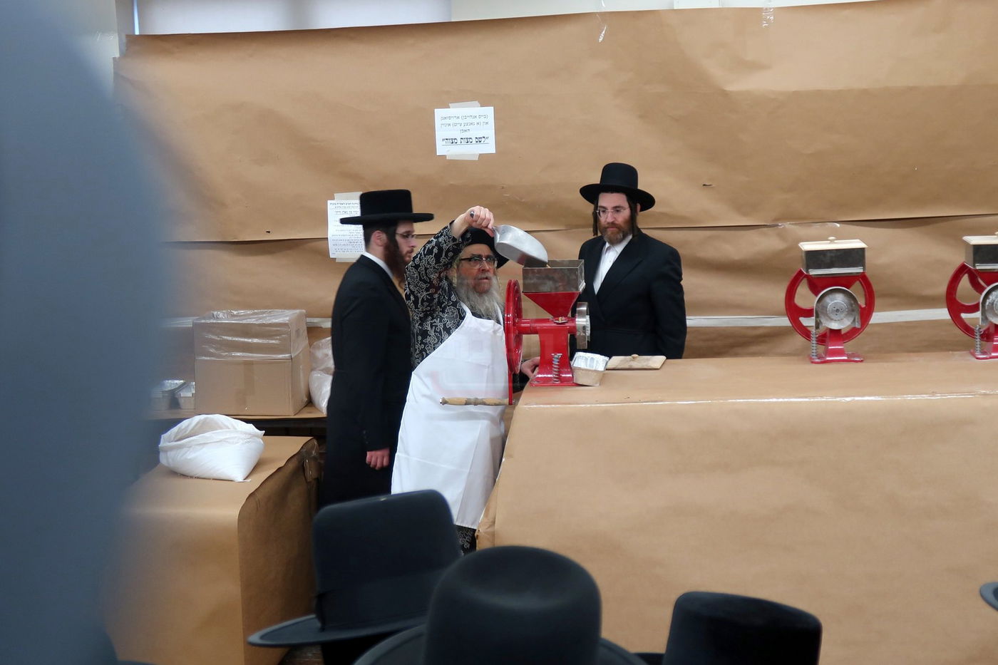 האדמו"ר מסאטמר בטחינת חיטים