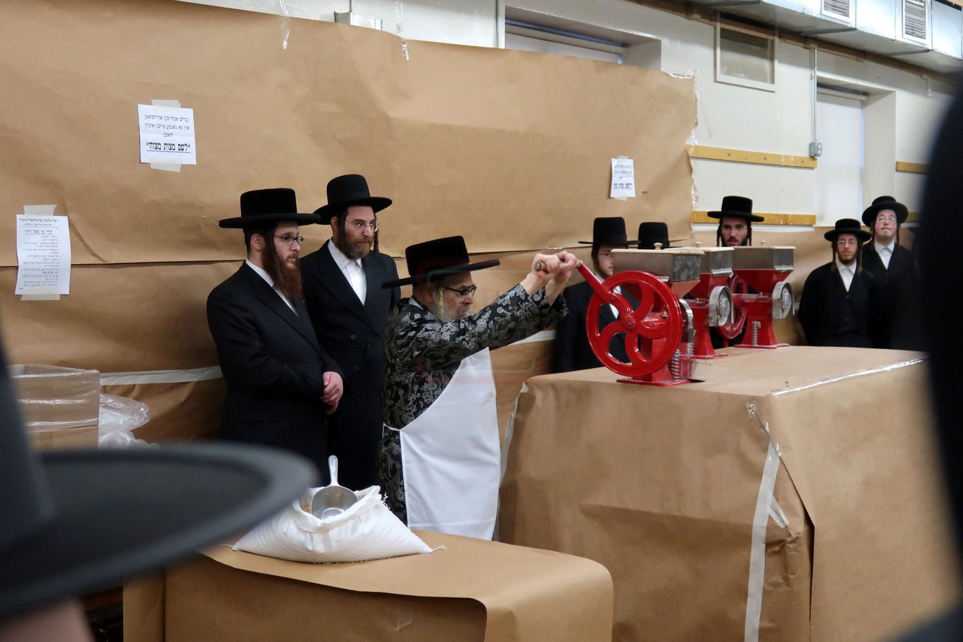 האדמו"ר מסאטמר בטחינת חיטים