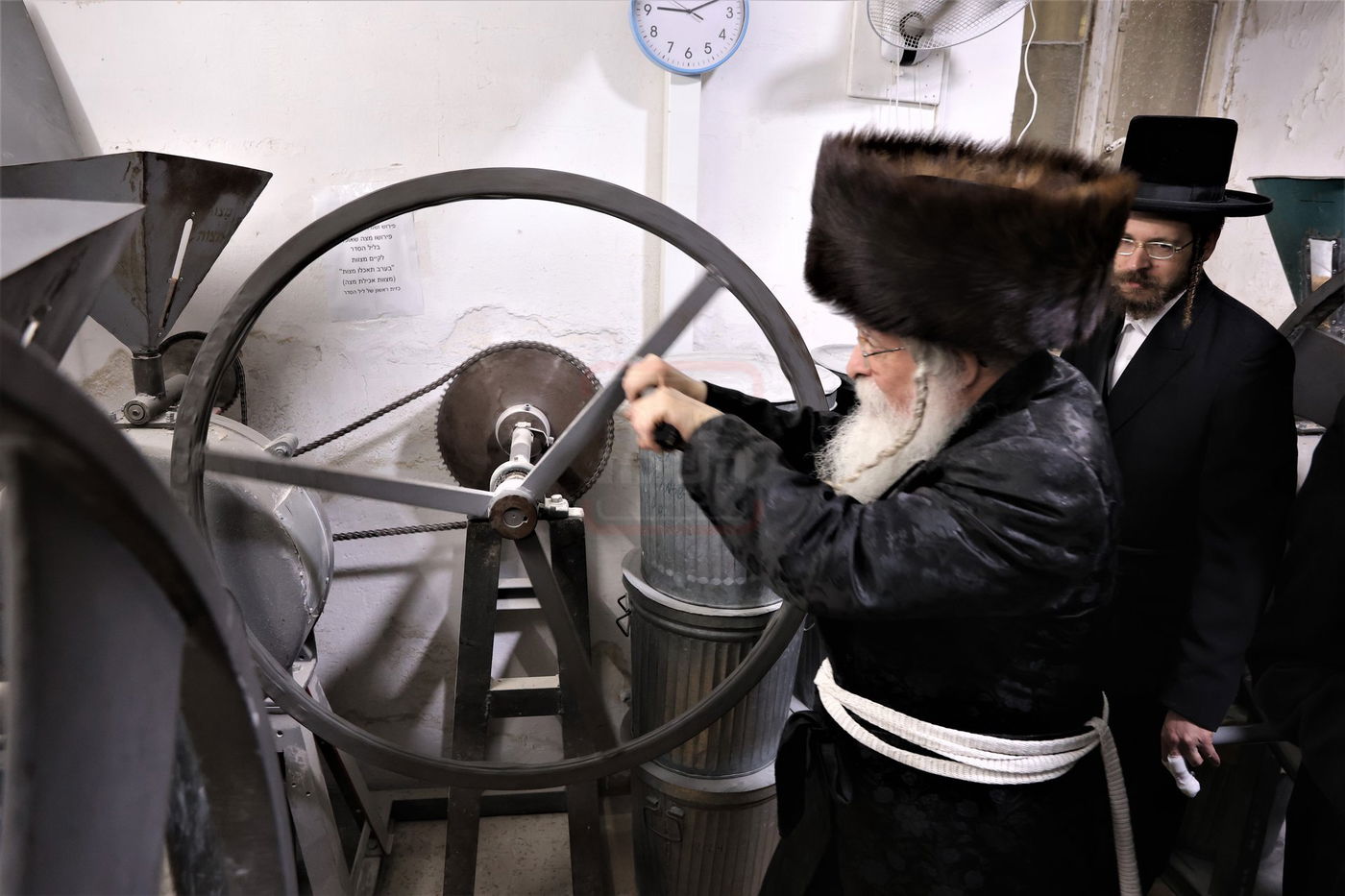 האדמו"ר מנדבורנה ירושלים בטחינת חיטים