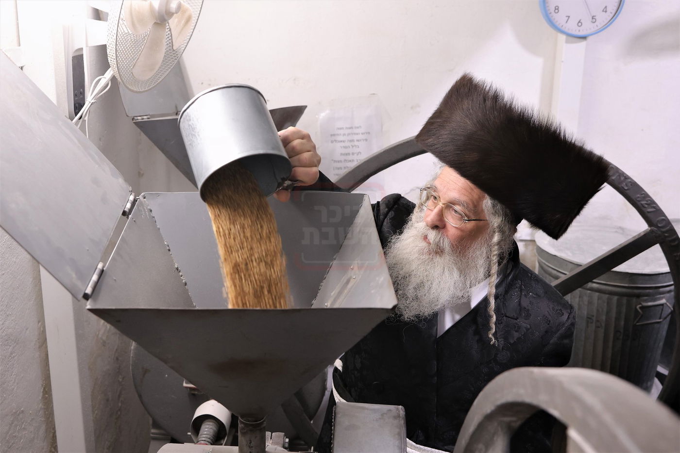 האדמו"ר מנדבורנה ירושלים בטחינת חיטים