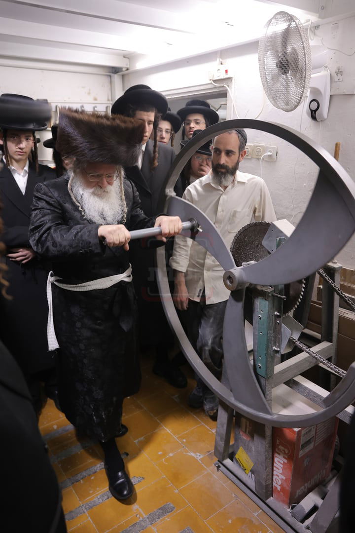 האדמו"ר מנדבורנה ירושלים בטחינת חיטים