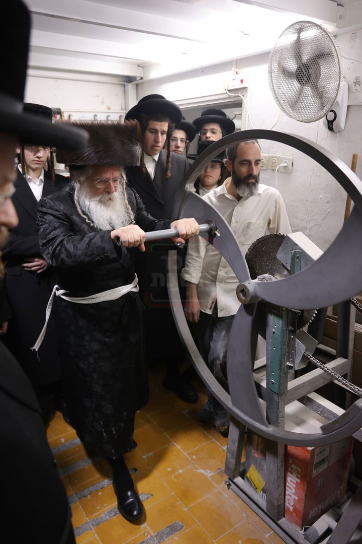 האדמו"ר מנדבורנה ירושלים בטחינת חיטים