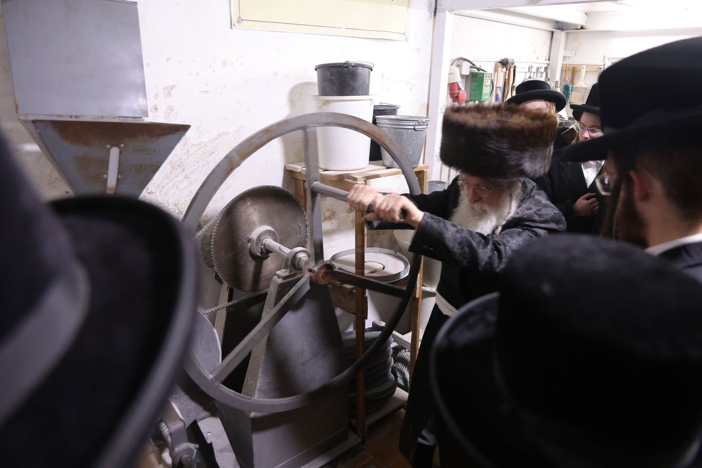 האדמו"ר מנדבורנה ירושלים בטחינת חיטים