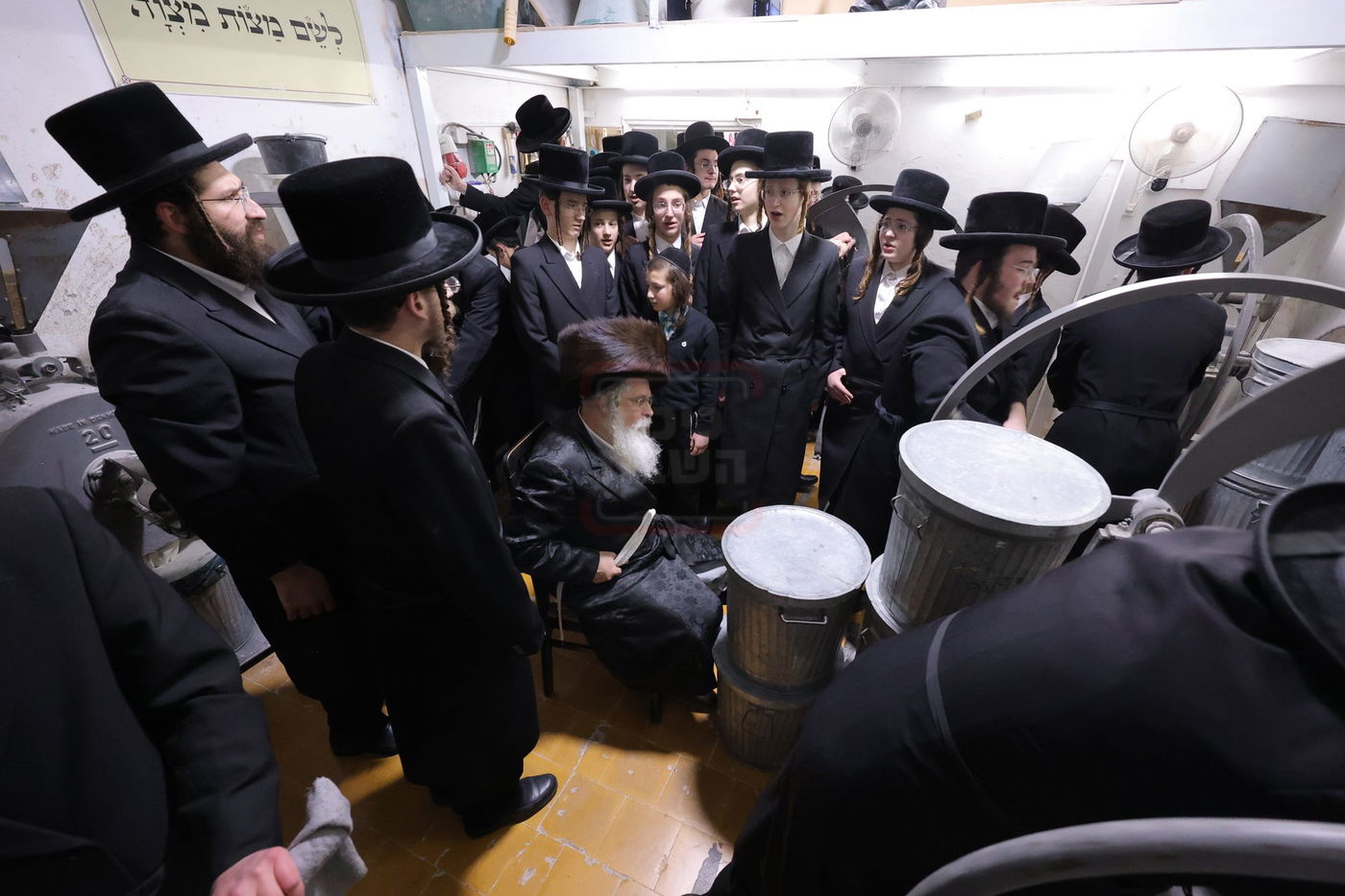 האדמו"ר מנדבורנה ירושלים בטחינת חיטים