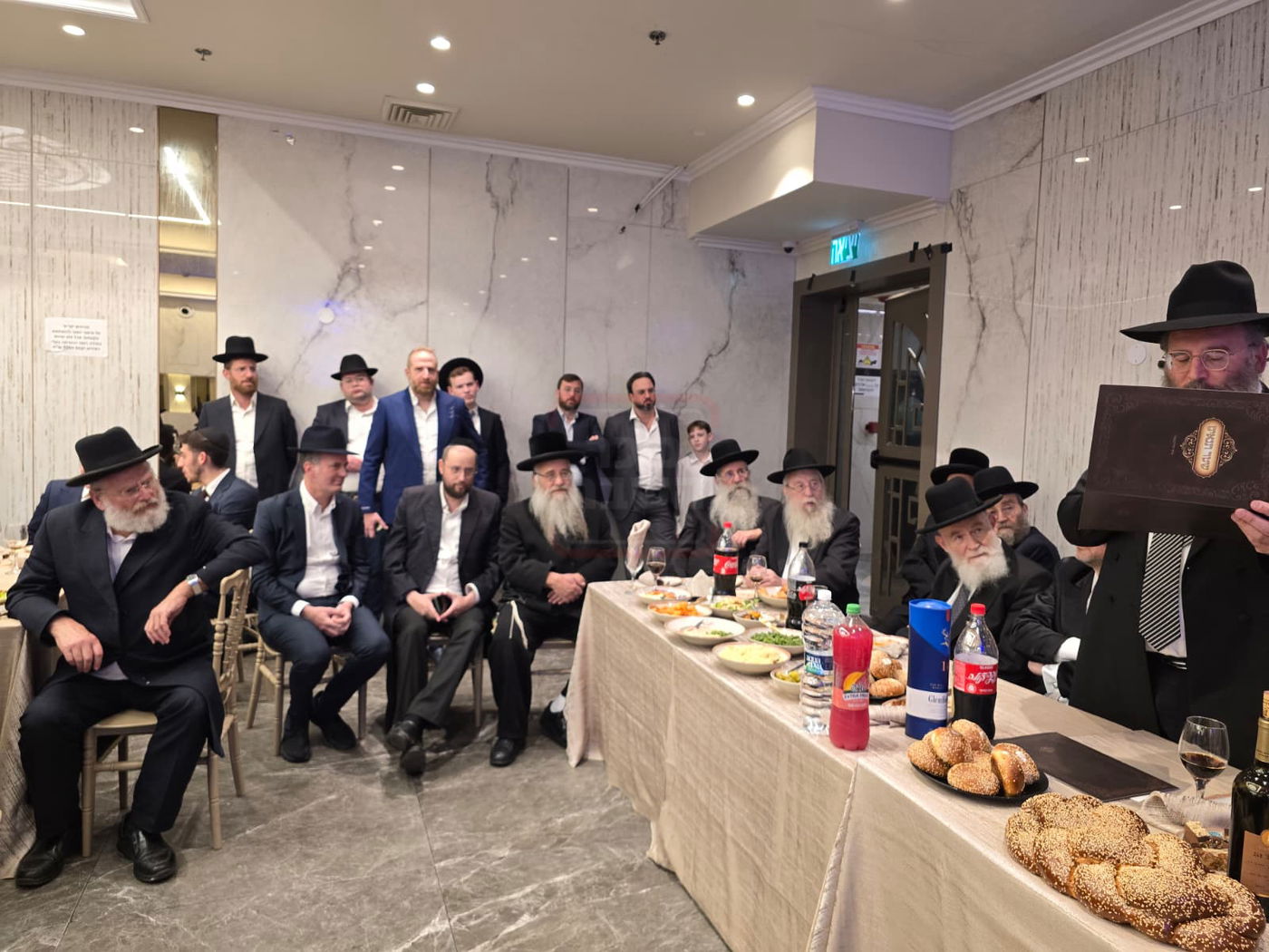 המסך שהביך את האדמו"ר | 'זופניק בכיכר' עם כל התמונות, הנייעס והחשיפות של השבוע