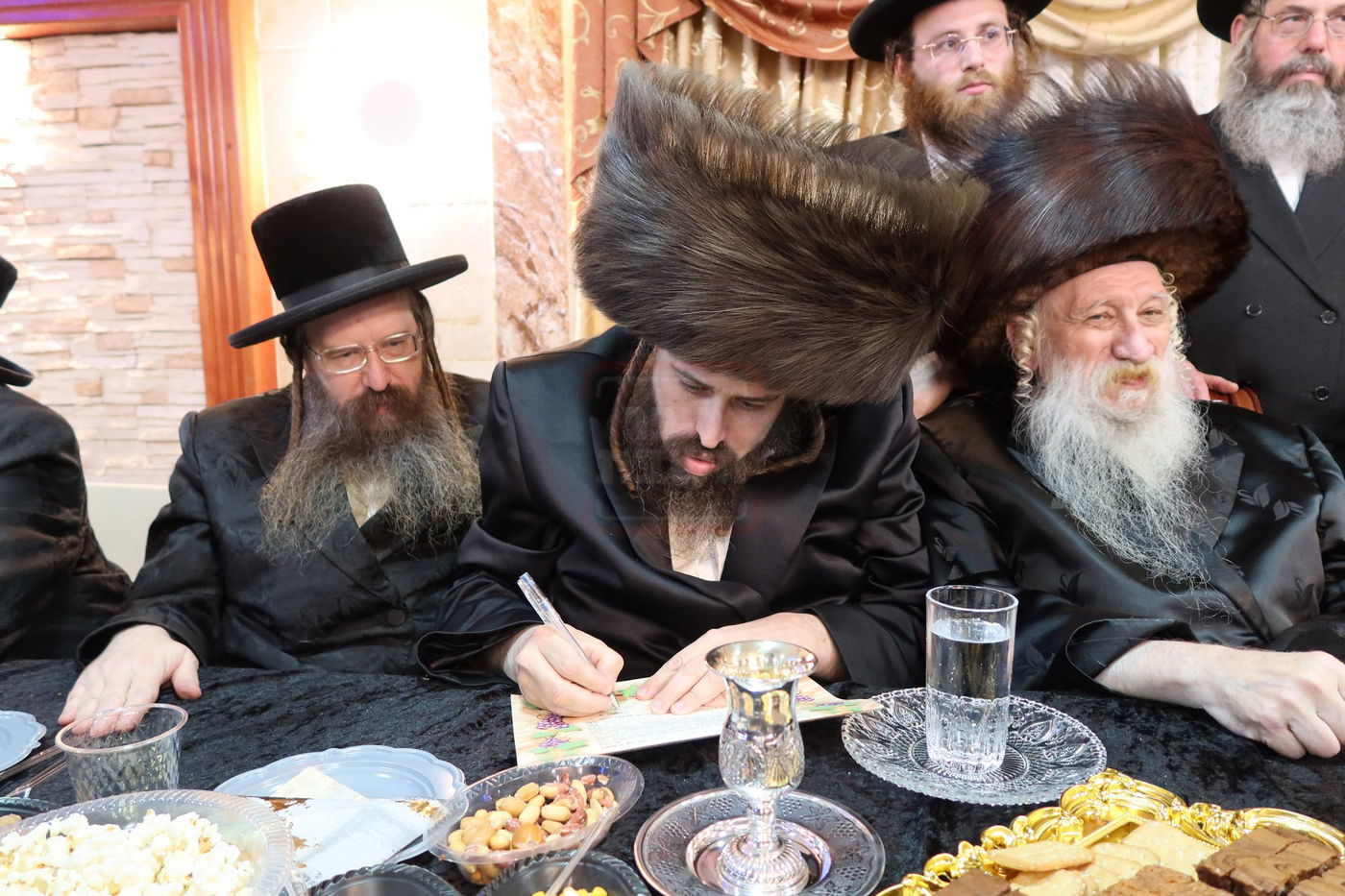 שמחת האירוסין בחצרות טשארנאביל - אנטניא