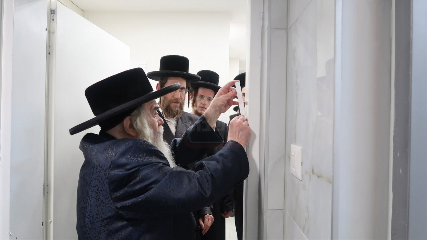 האדמו"ר מקרעטשניף י-ם בבית חתנו האדמו"ר מאלעסק ב"ש