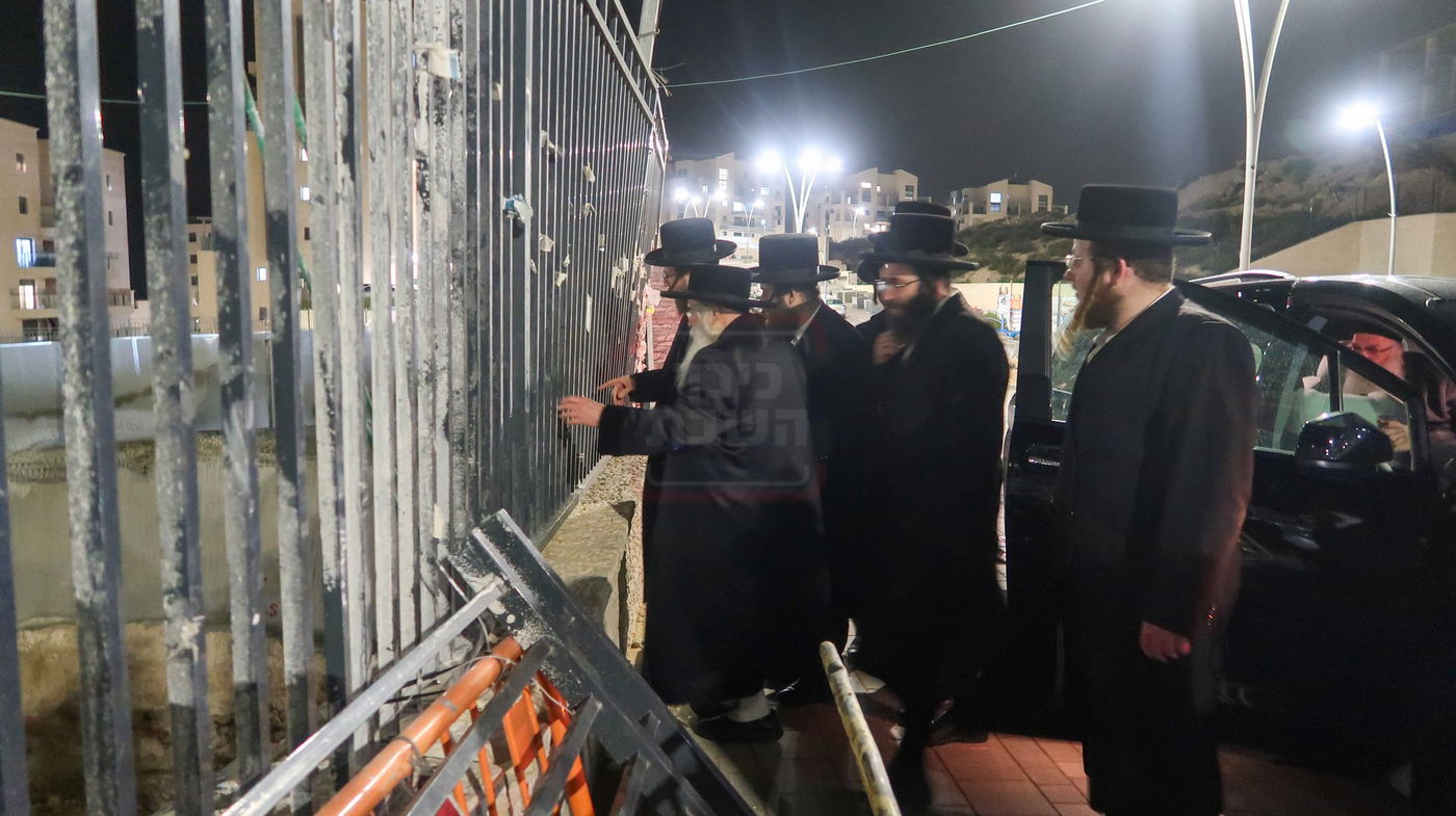 האדמו"ר מקרעטשניף י-ם בבית חתנו האדמו"ר מאלעסק ב"ש