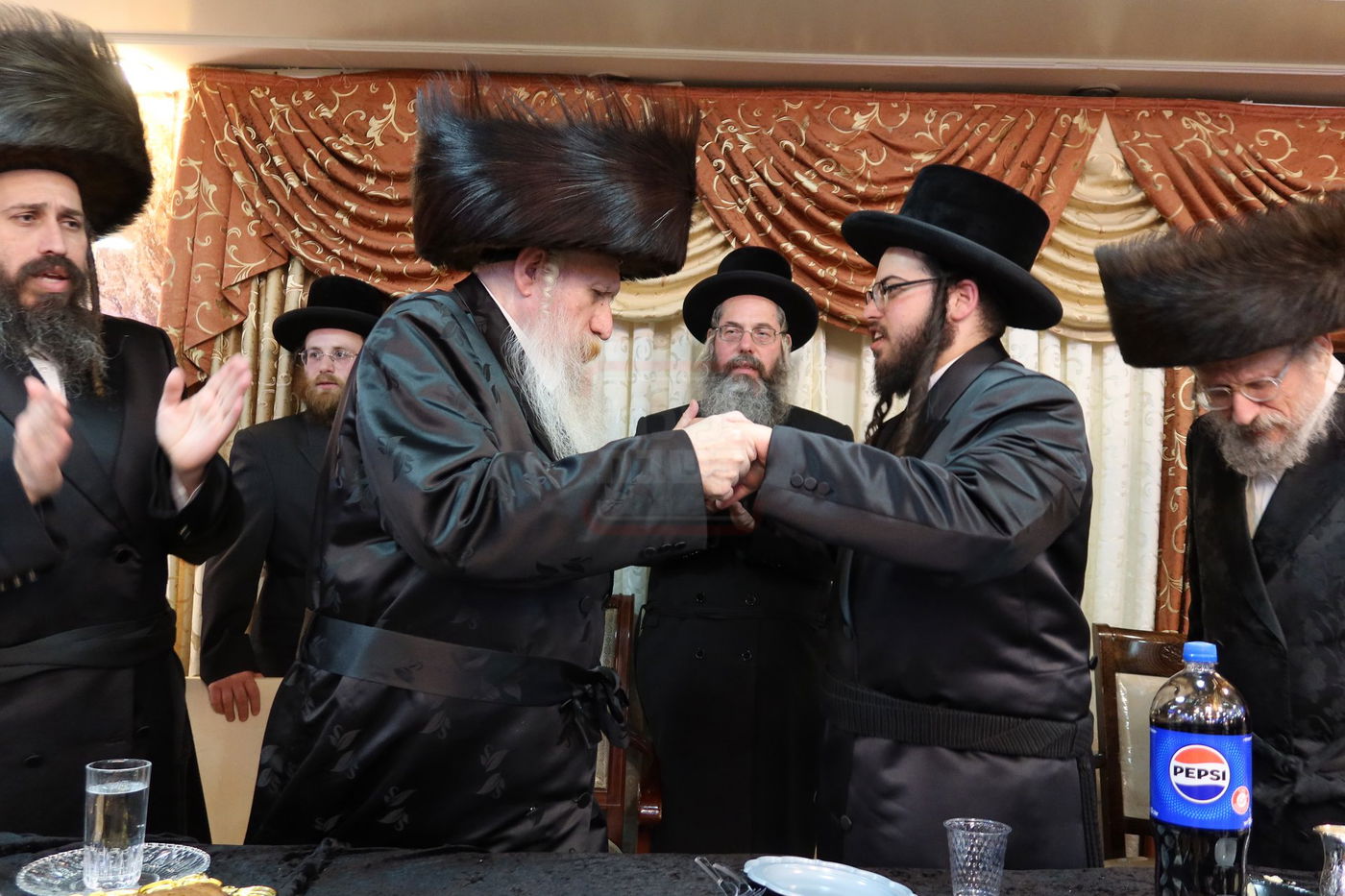 שמחת האירוסין בחצרות טשארנאביל - אנטניא