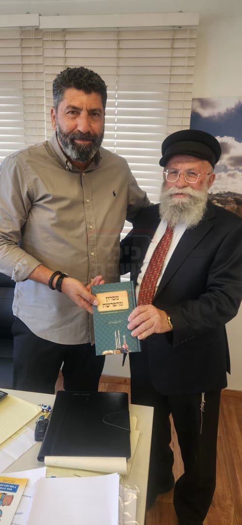 המסך שהביך את האדמו"ר | 'זופניק בכיכר' עם כל התמונות, הנייעס והחשיפות של השבוע