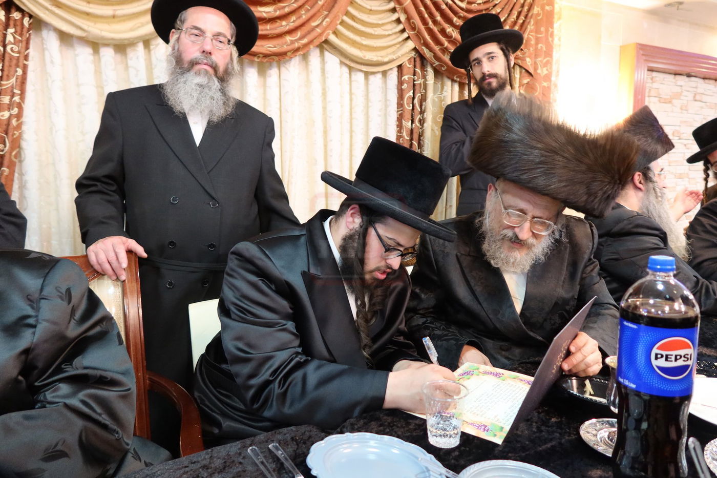 שמחת האירוסין בחצרות טשארנאביל - אנטניא