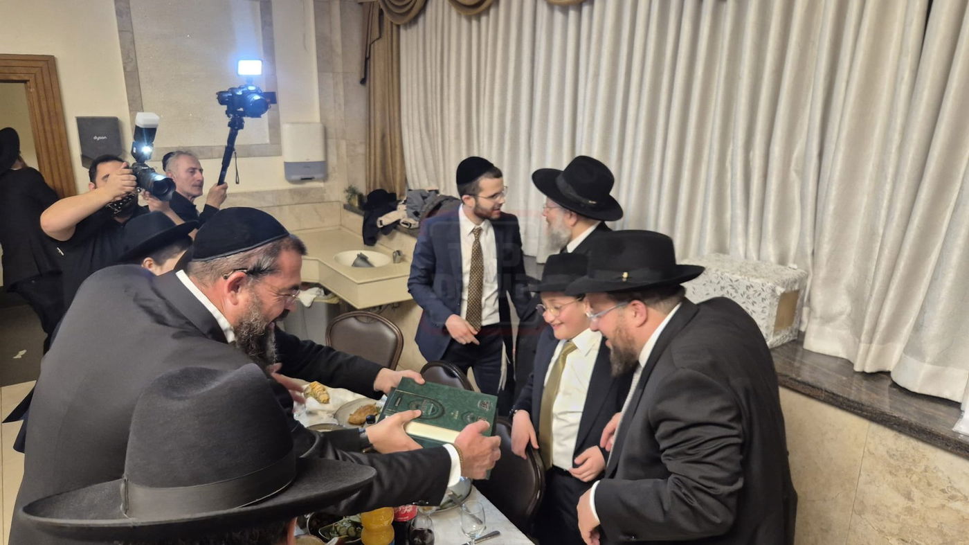 המסך שהביך את האדמו"ר | 'זופניק בכיכר' עם כל התמונות, הנייעס והחשיפות של השבוע