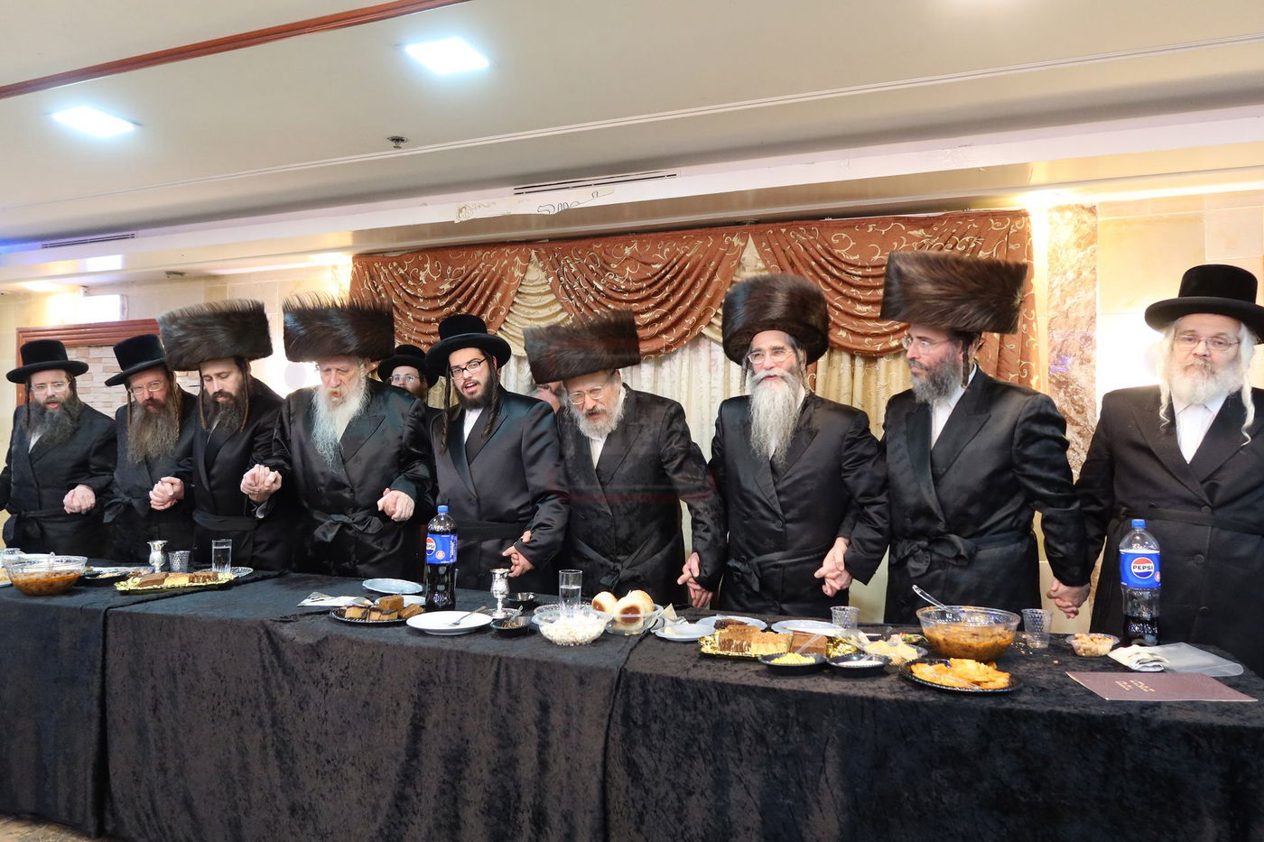 שמחת האירוסין בחצרות טשארנאביל - אנטניא