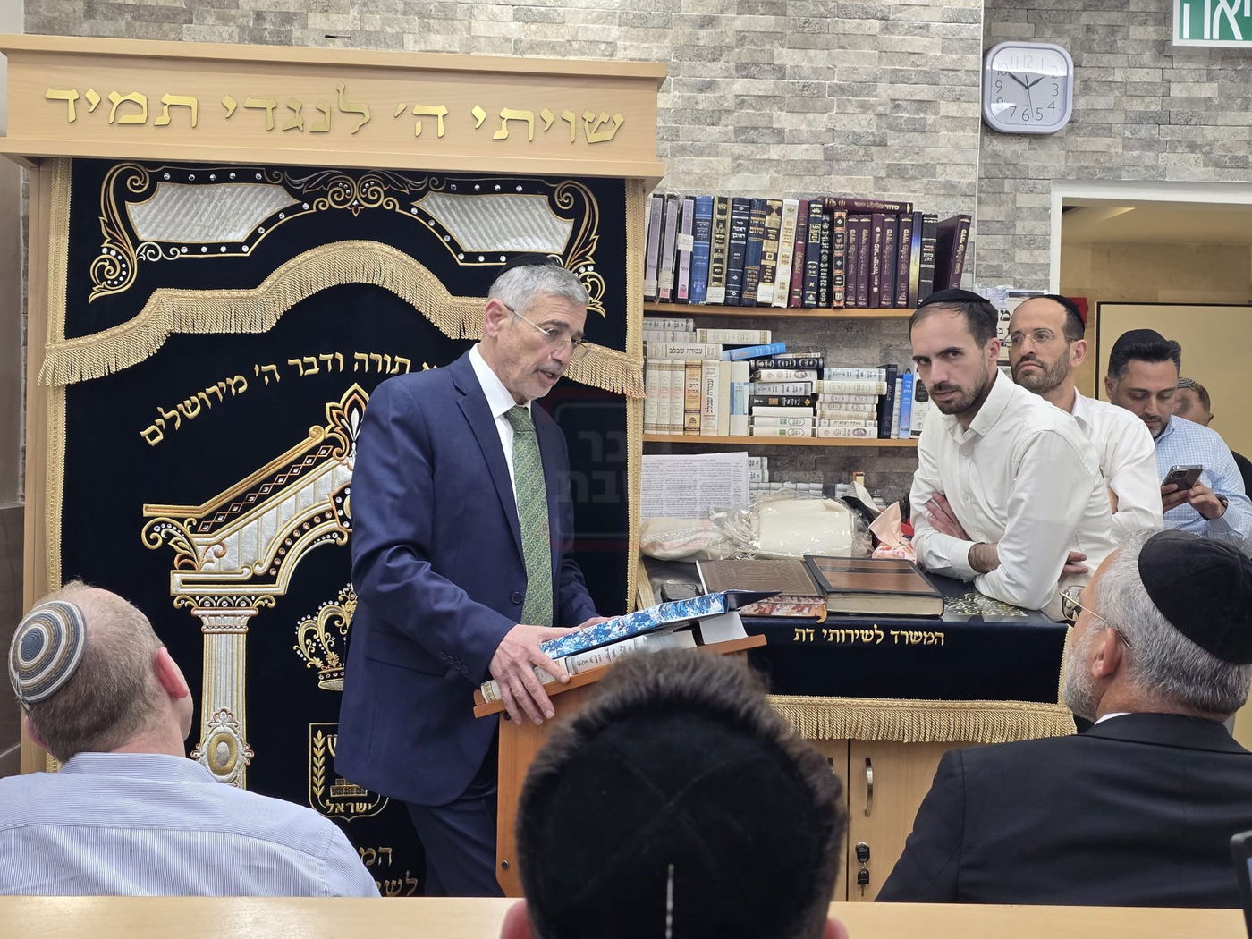 המסך שהביך את האדמו"ר | 'זופניק בכיכר' עם כל התמונות, הנייעס והחשיפות של השבוע