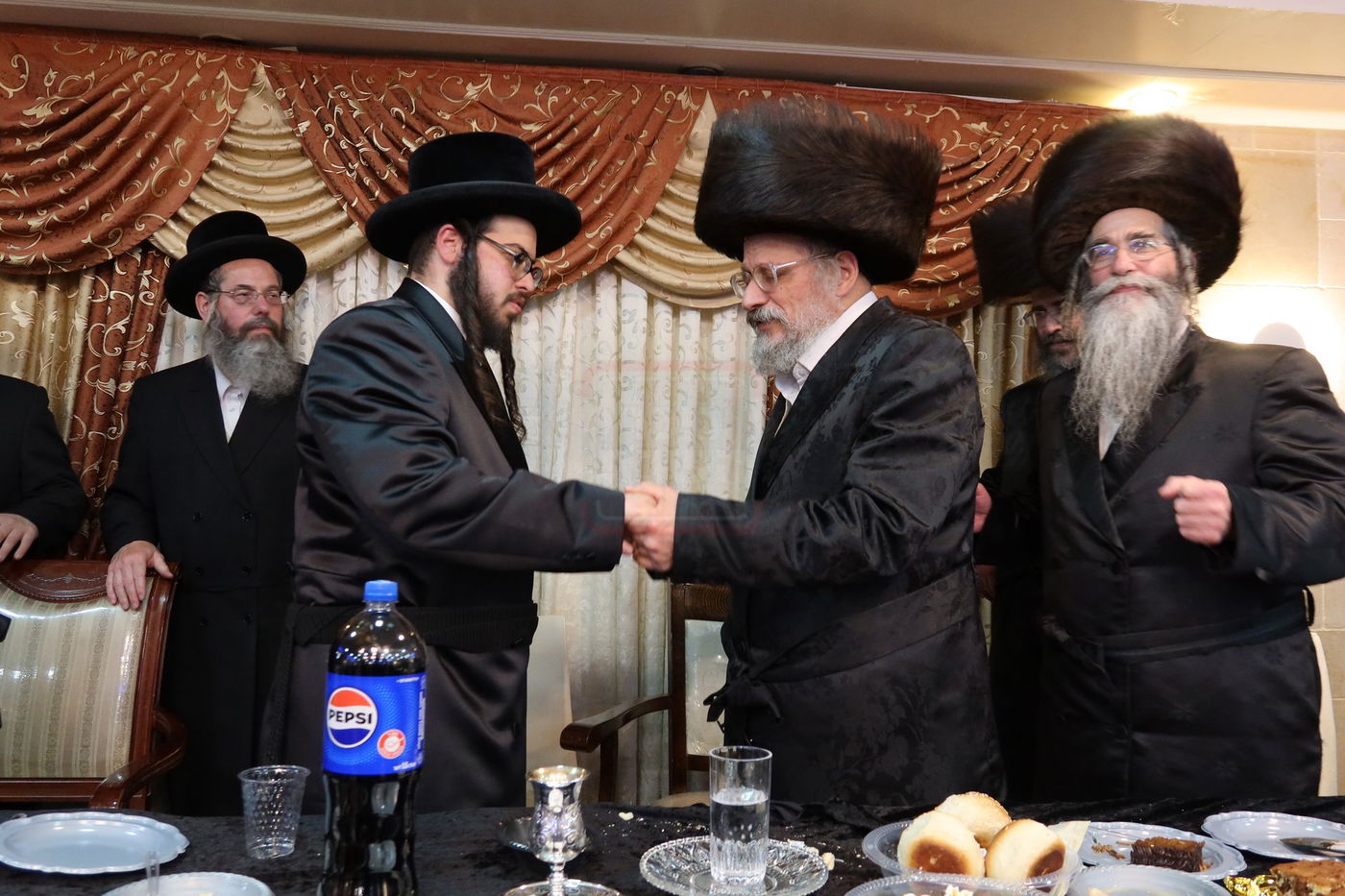 שמחת האירוסין בחצרות טשארנאביל - אנטניא