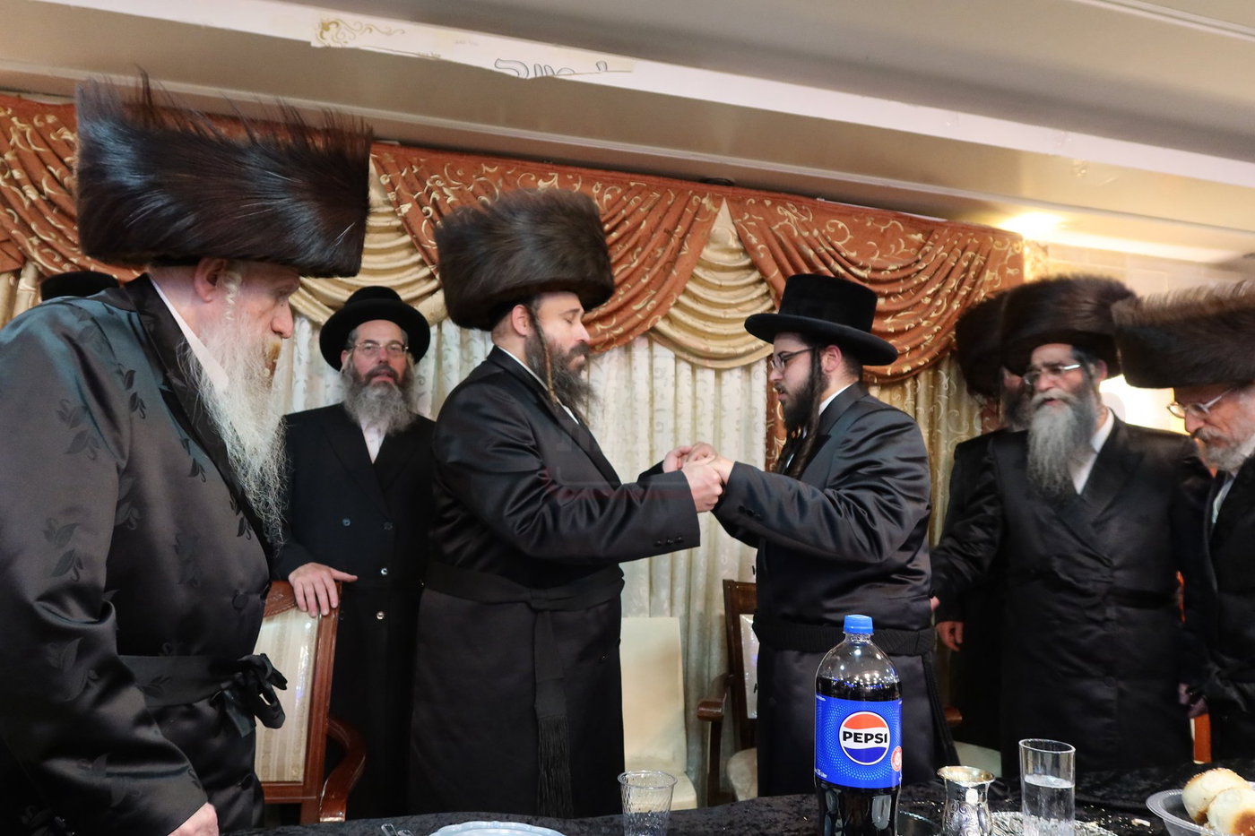 שמחת האירוסין בחצרות טשארנאביל - אנטניא