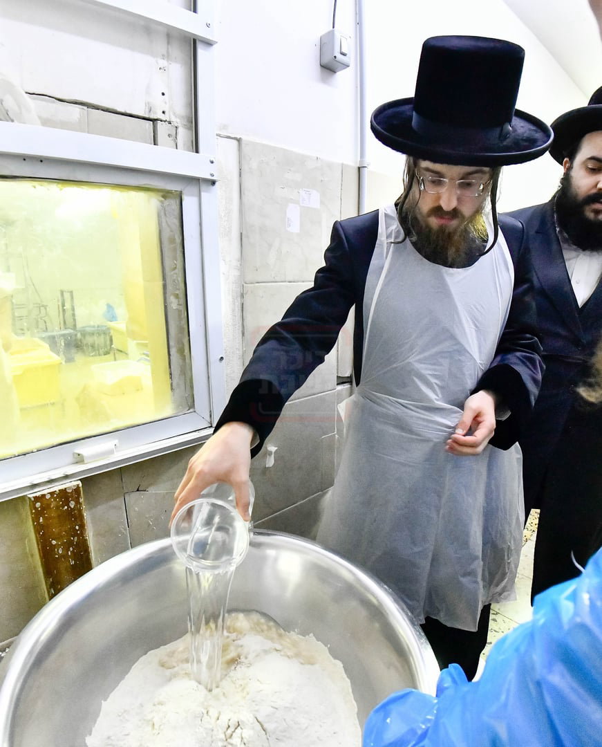 האדמו"ר מסאדיגורה באפיית המצות