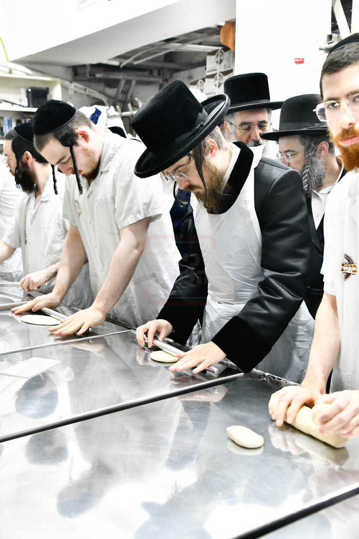 האדמו"ר מסאדיגורה באפיית המצות