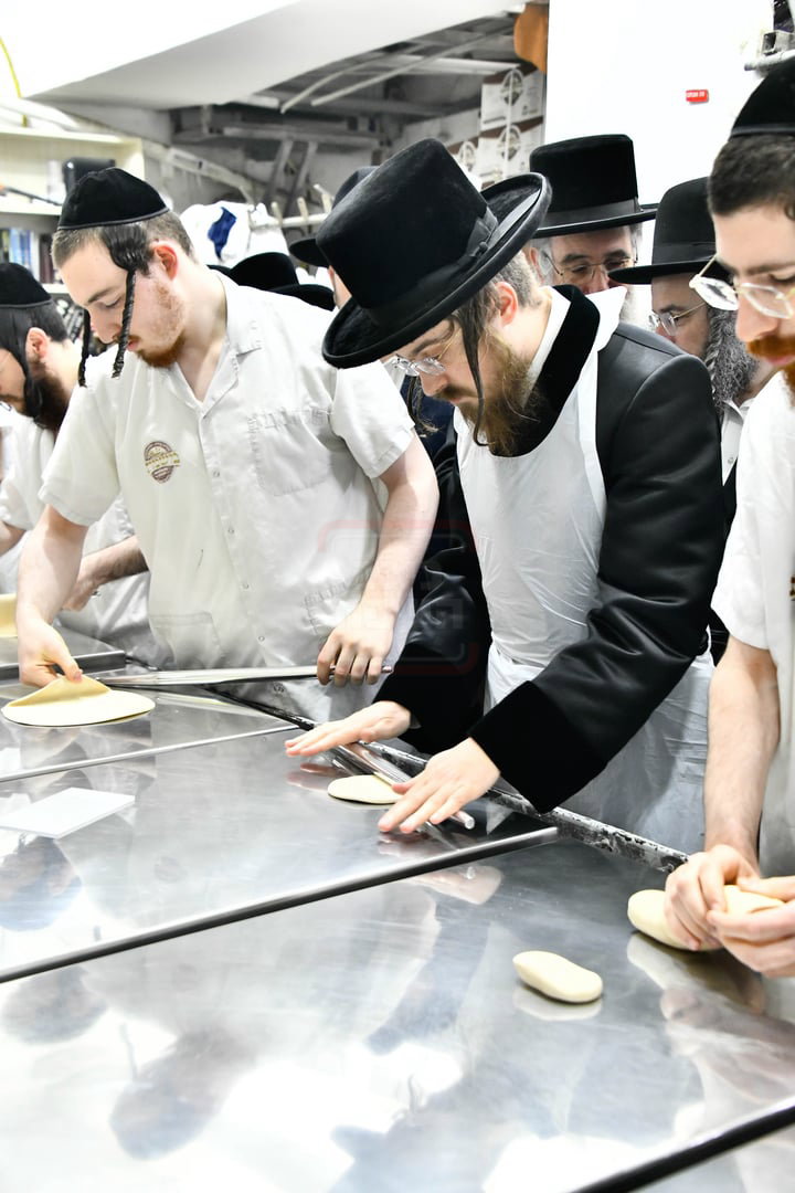 האדמו"ר מסאדיגורה באפיית המצות