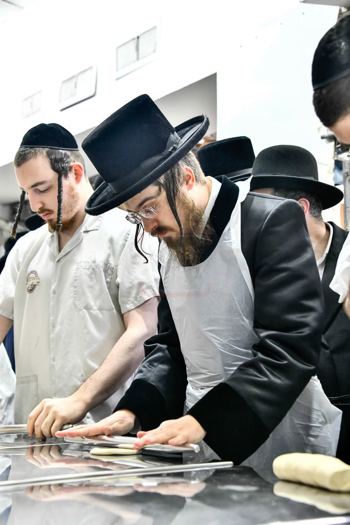 האדמו"ר מסאדיגורה באפיית המצות