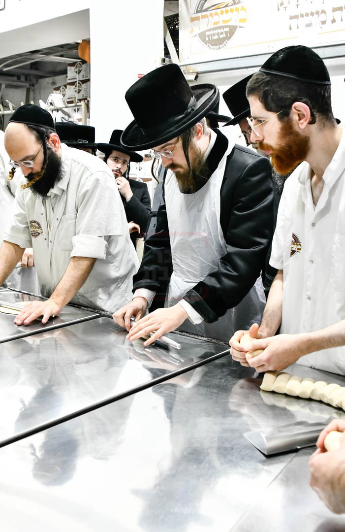 האדמו"ר מסאדיגורה באפיית המצות