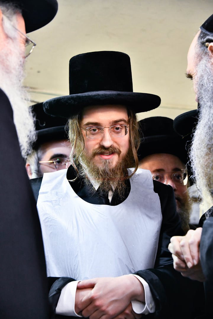 האדמו"ר מסאדיגורה באפיית המצות