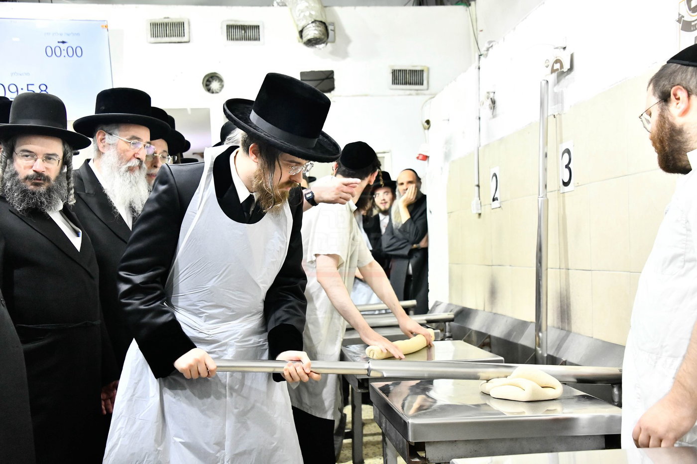 האדמו"ר מסאדיגורה באפיית המצות
