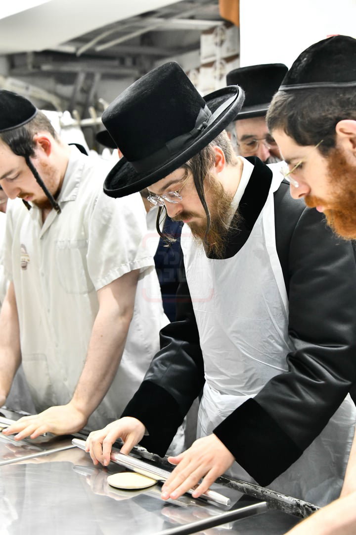 האדמו"ר מסאדיגורה באפיית המצות