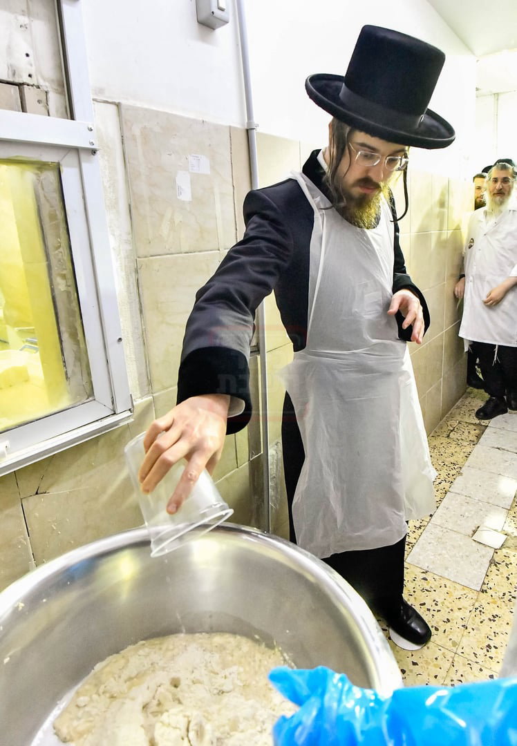 האדמו"ר מסאדיגורה באפיית המצות
