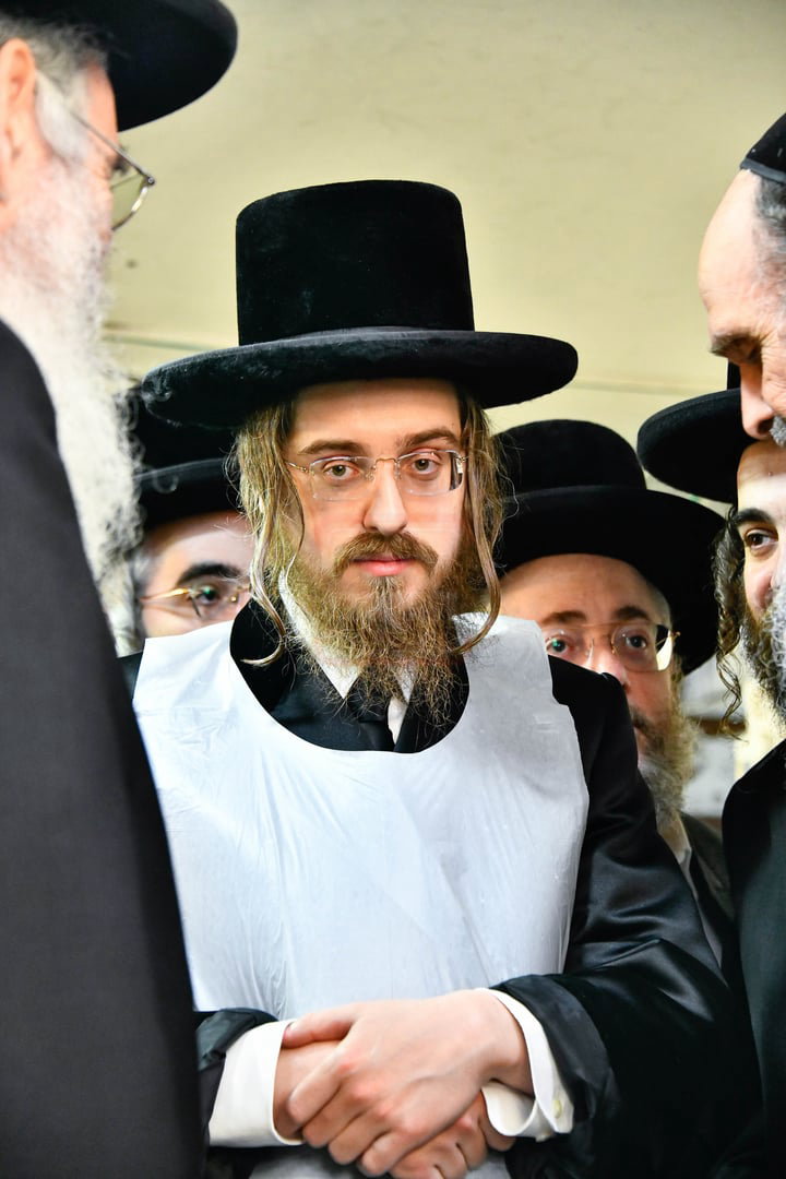 האדמו"ר מסאדיגורה באפיית המצות