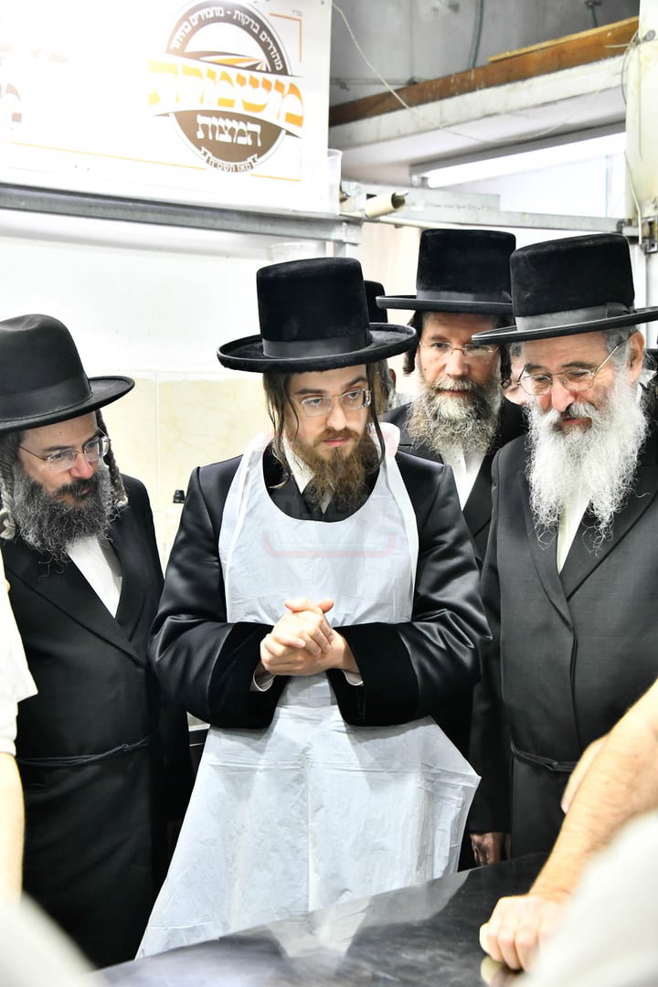 האדמו"ר מסאדיגורה באפיית המצות