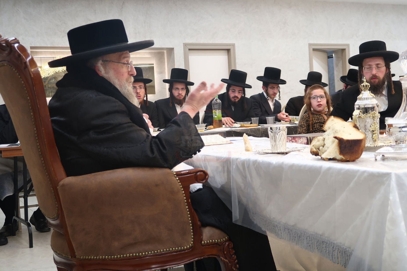 סעודת ראש חודש בפינסק קרלין