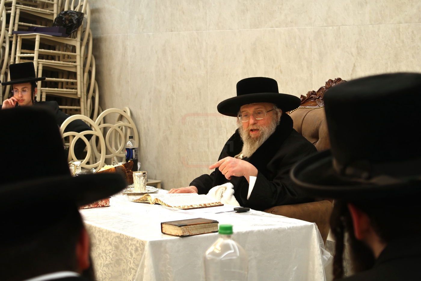 סעודת ראש חודש בפינסק קרלין