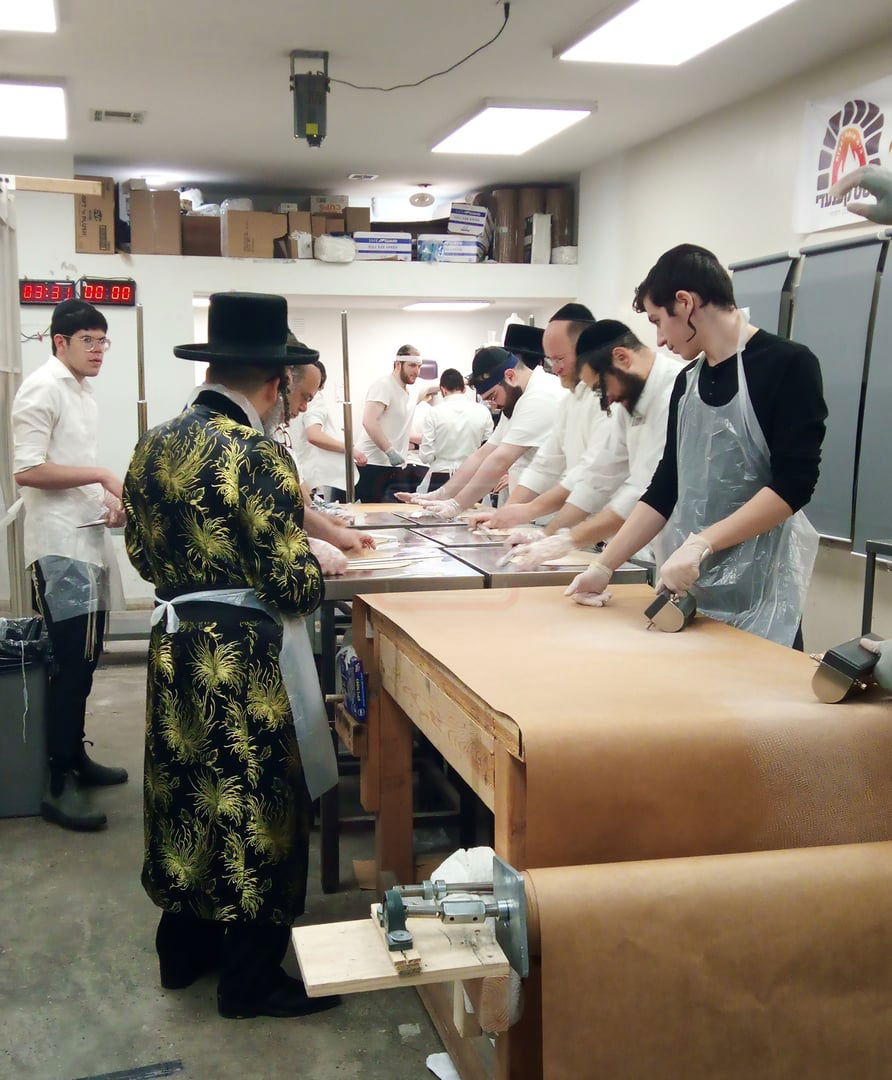 האדמו"ר מסקולען לייקווד באפיית מצות
