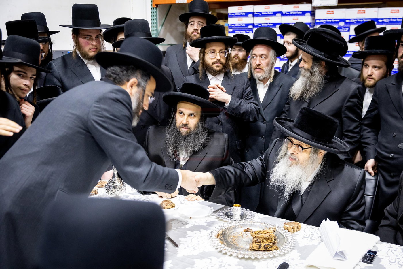 האדמו"רים מסאטמר בקביעות מזוזה בחנות החדש "מיטב" בוויליאמסבורג 