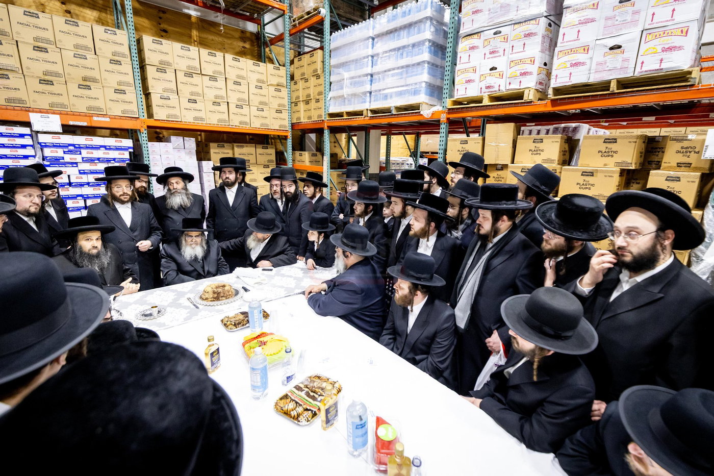 האדמו"רים מסאטמר בקביעות מזוזה בחנות החדש "מיטב" בוויליאמסבורג 