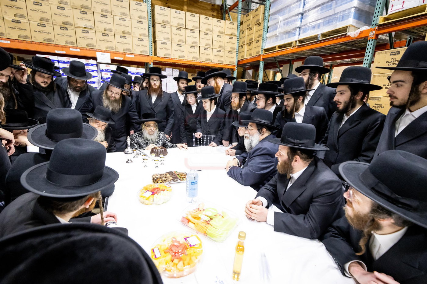 האדמו"רים מסאטמר בקביעות מזוזה בחנות החדש "מיטב" בוויליאמסבורג 