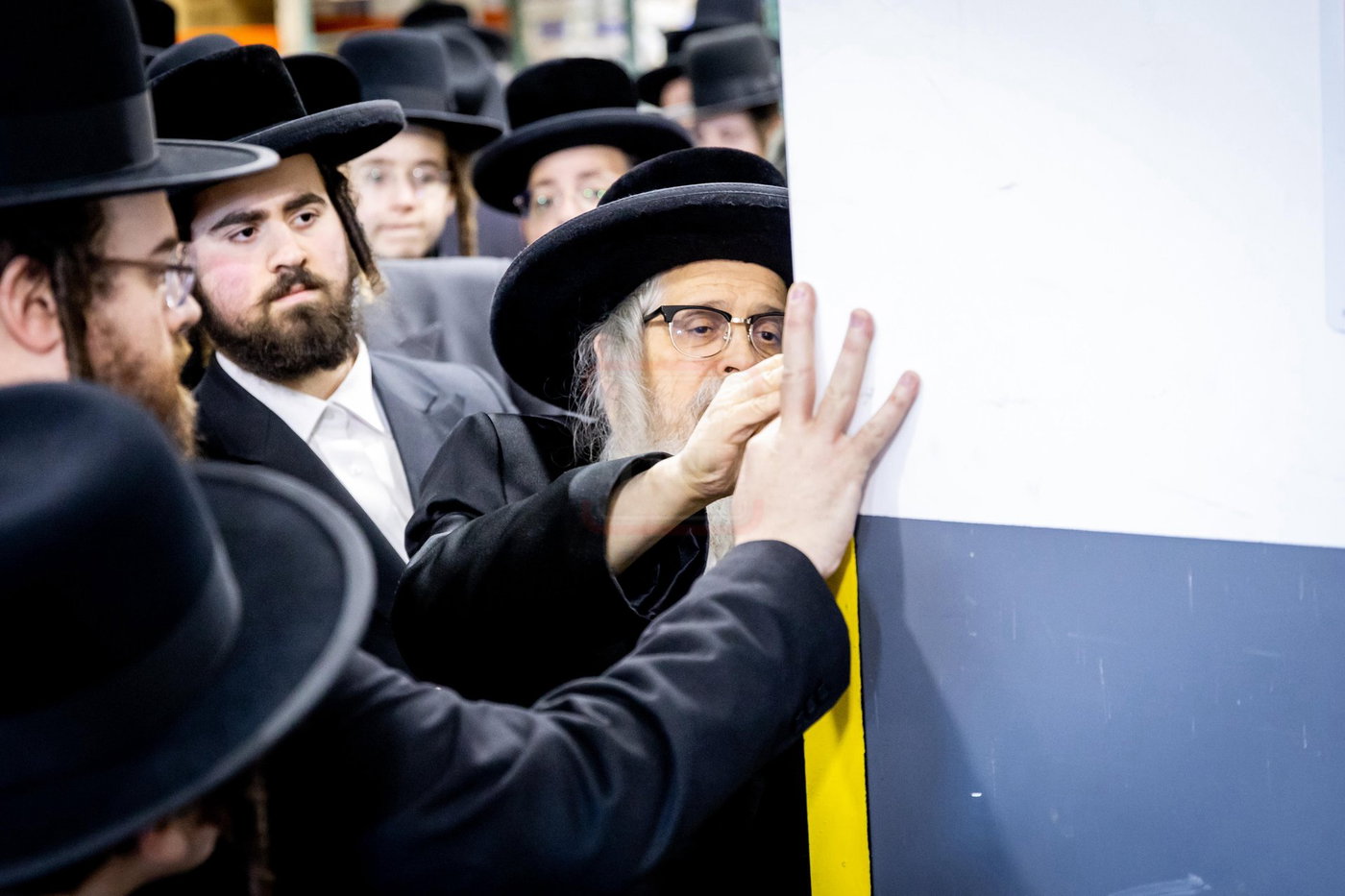 האדמו"רים מסאטמר בקביעות מזוזה בחנות החדש "מיטב" בוויליאמסבורג 