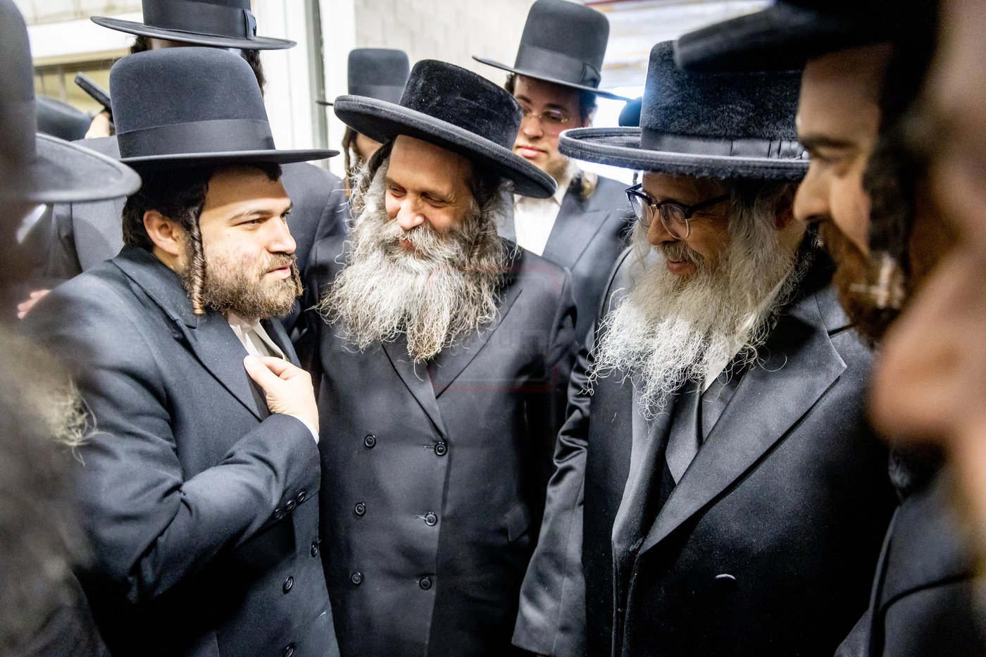 האדמו"רים מסאטמר בקביעות מזוזה בחנות החדש "מיטב" בוויליאמסבורג 