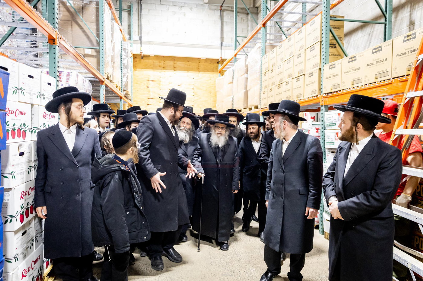 האדמו"רים מסאטמר בקביעות מזוזה בחנות החדש "מיטב" בוויליאמסבורג 