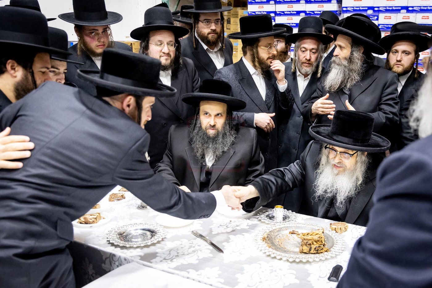 האדמו"רים מסאטמר בקביעות מזוזה בחנות החדש "מיטב" בוויליאמסבורג 