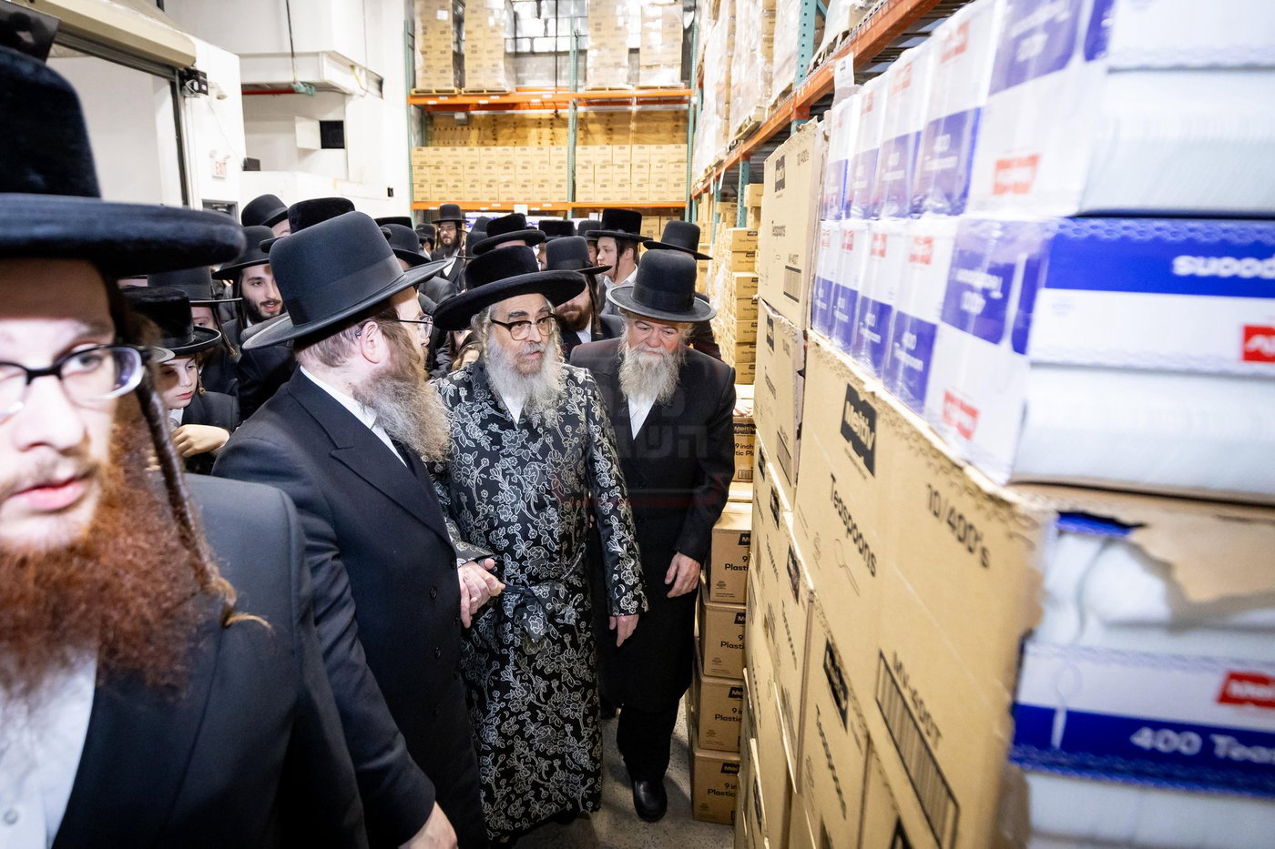 האדמו"רים מסאטמר בקביעות מזוזה בחנות החדש "מיטב" בוויליאמסבורג 