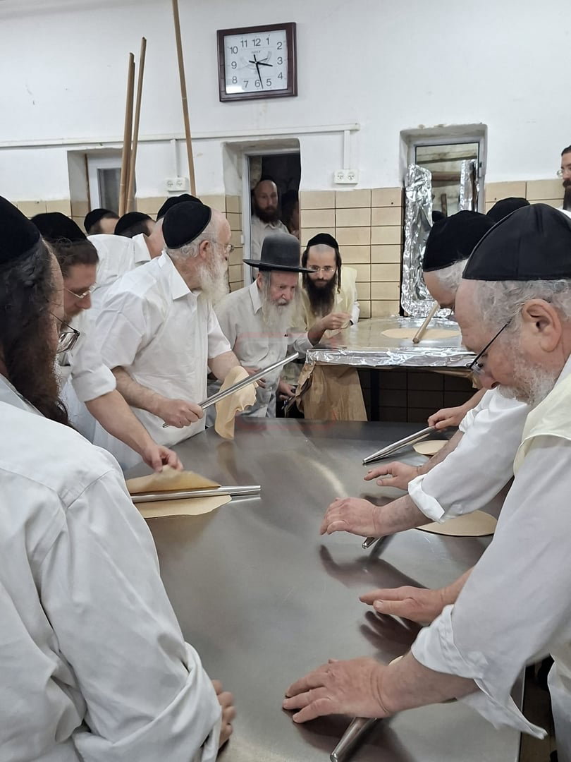 האדמו"ר מאמשינוב באפיית מצות