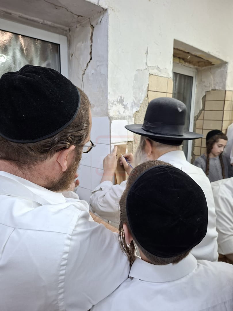 האדמו"ר מאמשינוב באפיית מצות